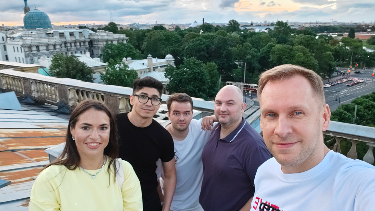 Впервые в жизни попал на крышу дома и это было просто супер !
Все таки я убеждаюсь в том, что лучшие мысли и решения рождаются в неформальных обстановках
Провели совет директоров в Питере!
Подвели ито... | Сетка — социальная сеть от hh.ru