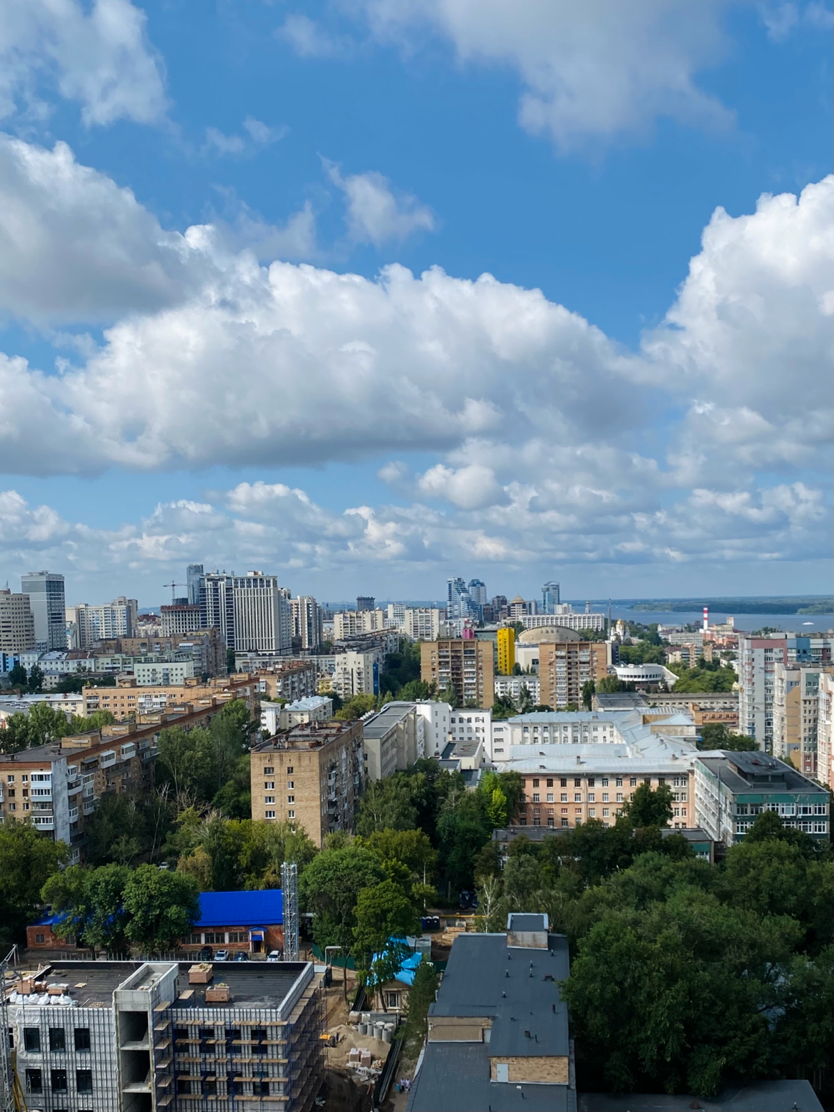 Какой же у нас ахуенный вид из офиса
Знаете, что за город? | Сетка — социальная сеть от hh.ru