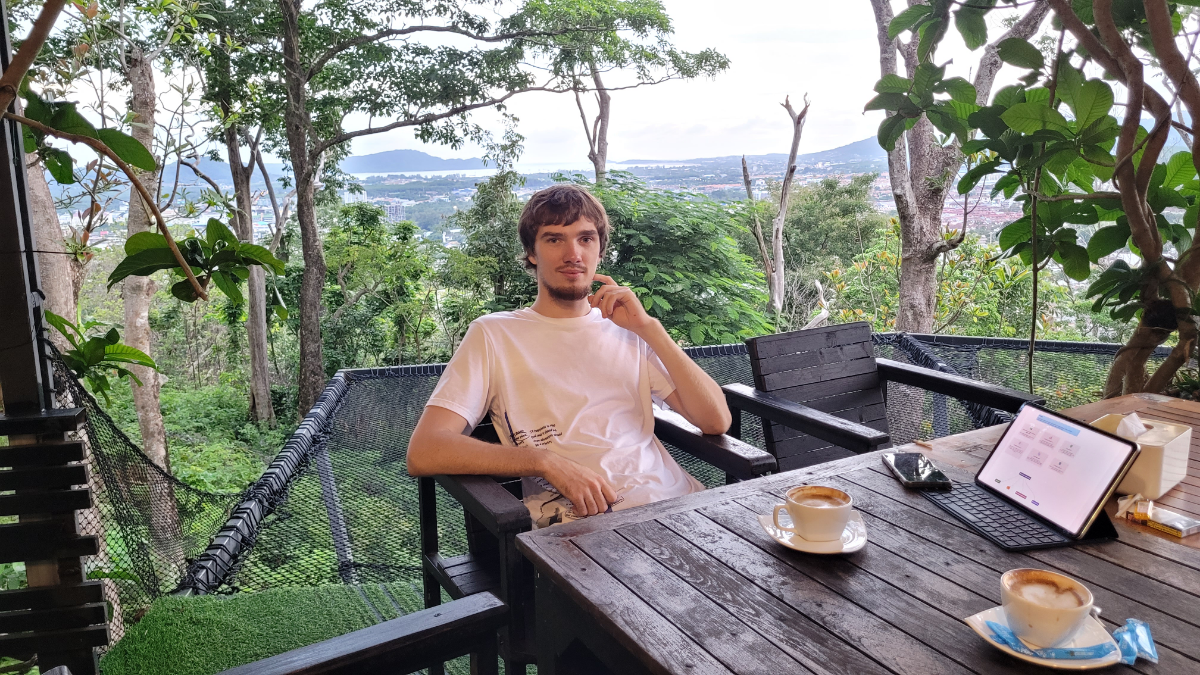 Моё рабочее место выглядит вот так
Знаю людей, которые мечтали бы обустроить своё рабочее место примерно так же.  Но, знаю и тех, кто не смог бы работать без привычной офисной обстановки | Сетка — социальная сеть от hh.ru