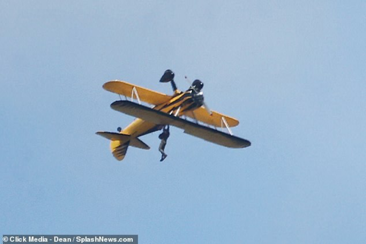 Том Круз снова рискует жизнью на съёмках новой «Миссия невыполнима»
Том был замечен свесившимся с борта самолёта во время своего нового смелого трюка | Сетка — социальная сеть от hh.ru