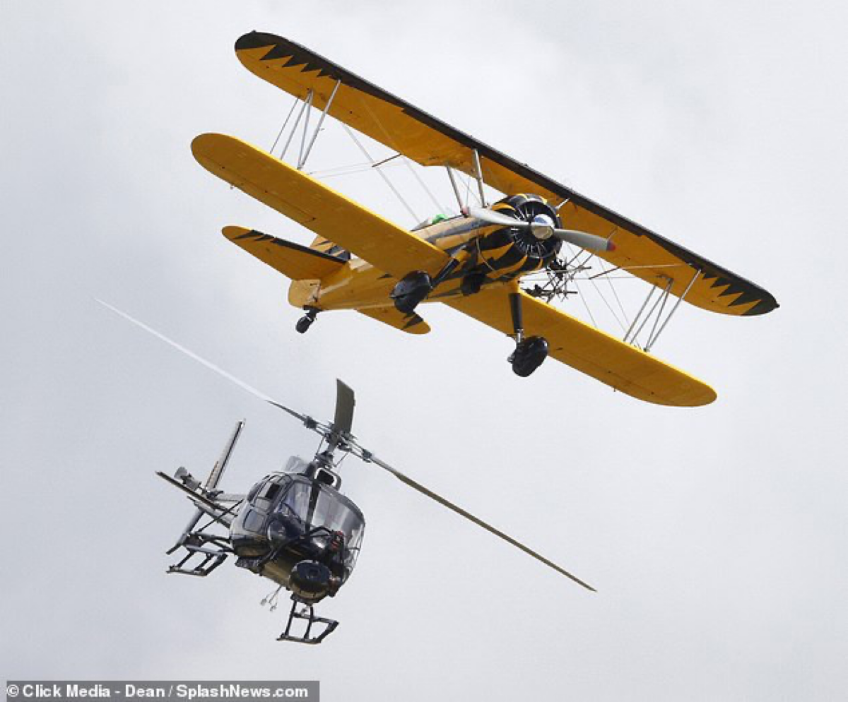 Том Круз снова рискует жизнью на съёмках новой «Миссия невыполнима»
Том был замечен свесившимся с борта самолёта во время своего нового смелого трюка | Сетка — социальная сеть от hh.ru