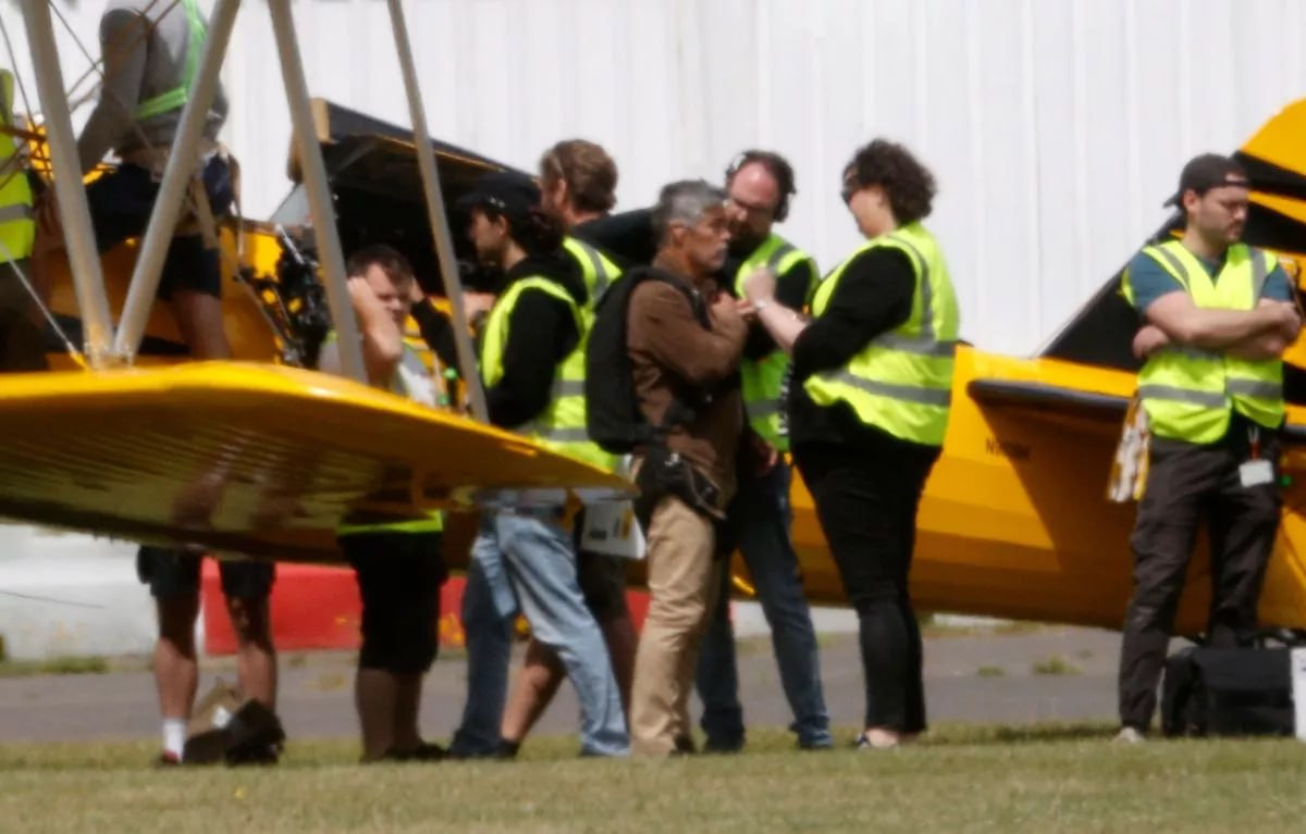 Том Круз снова рискует жизнью на съёмках новой «Миссия невыполнима»
Том был замечен свесившимся с борта самолёта во время своего нового смелого трюка | Сетка — социальная сеть от hh.ru