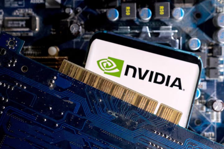 NVIDIA готовит сокращённую версию ИИ-чипа Blackwell
NVIDIA разрабатывает новую версию флагманского ИИ-ускорителя Blackwell для китайского рынка, чтобы соответствовать американским санкциям | Сетка — социальная сеть от hh.ru