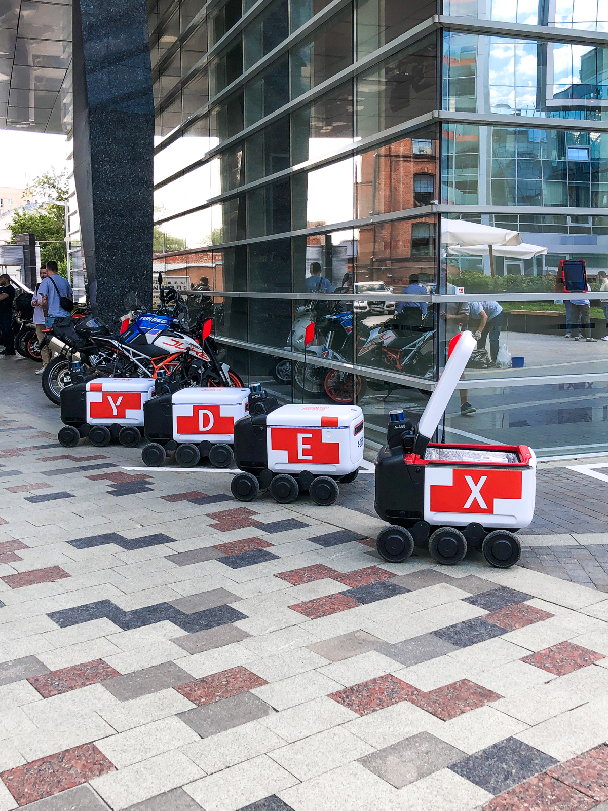 Сегодня стартовали торги акциями Яндекса под новым тикером YDEX. Как частный инвестор я начал покупать Яндекс в собственный портфель в уже далёком 2019 году по 1 863 руб | Сетка — социальная сеть от hh.ru