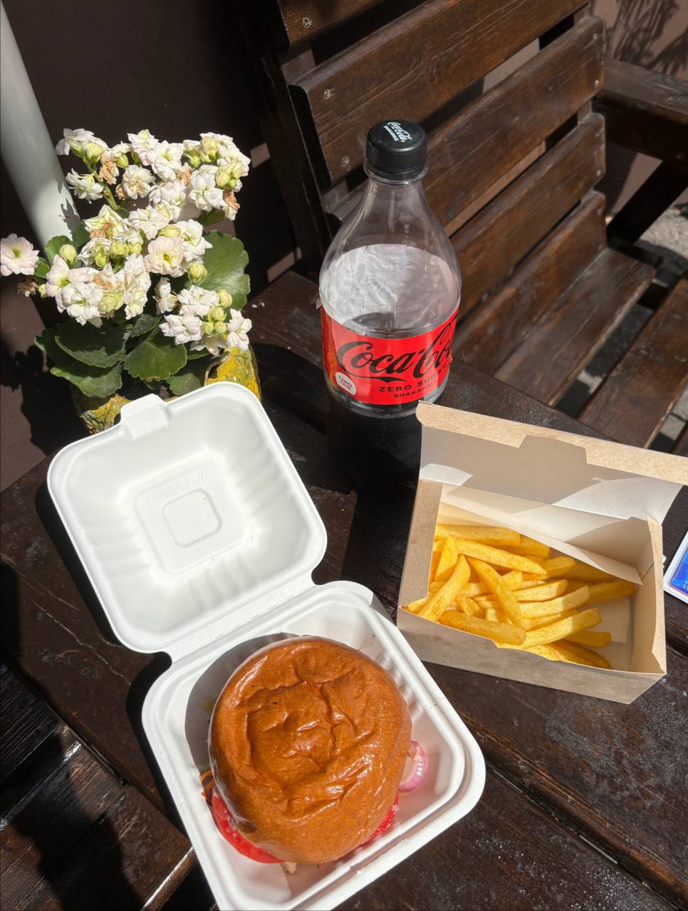 Между реками слез с мыслями «за что мне это» и спокойным дыханием с уверенностью «значит этот опыт мне нужен для чего-то» лежит бургер с картошкой и колой зеро. | Сетка — социальная сеть от hh.ru