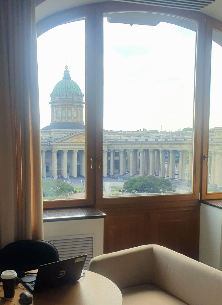 В офисе Вконтакте в Зингере (Питер). 
Подумалось, что в целом забавно, что когда ты видишь на работе человека с соцсетями на экране - он точно работает.
Таня, ex-B2B
@productsgossip | Сетка — социальная сеть от hh.ru