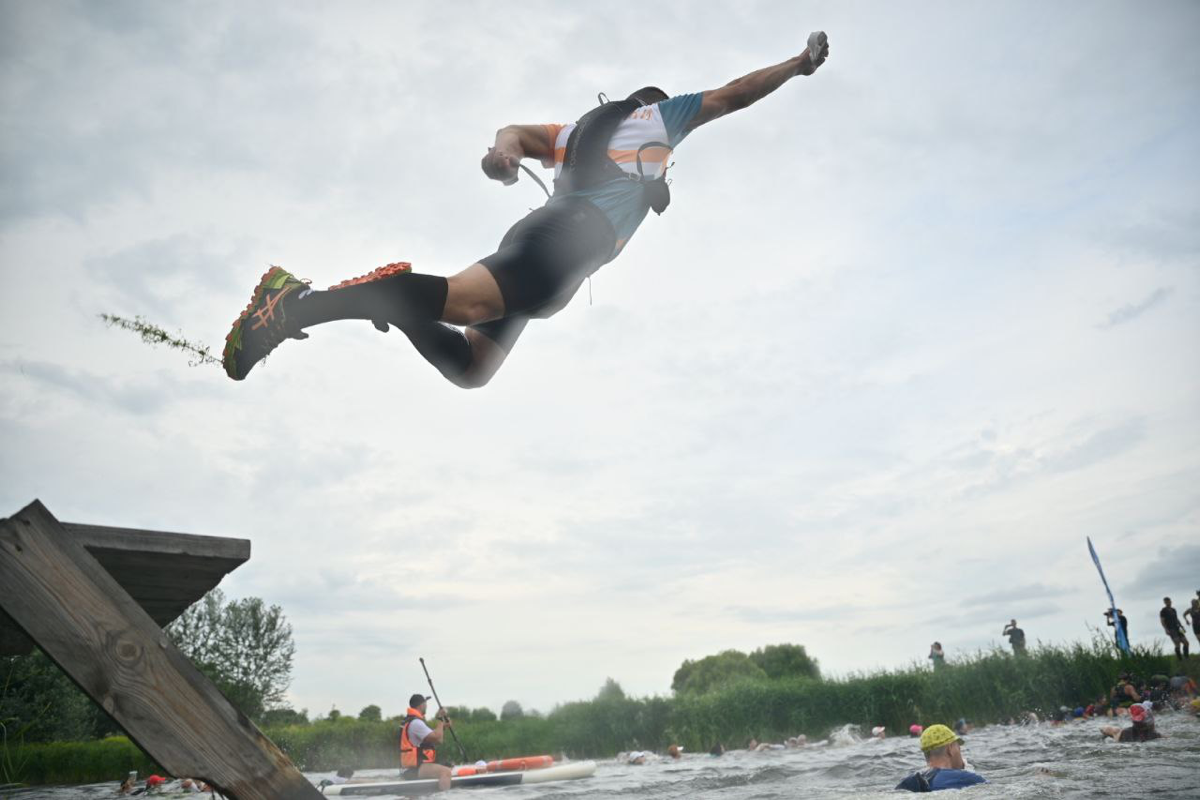 Как сделать тяжелое испытание в изнуряющую жару веселым?
Дано:
30 километров в самый пик солнца
400 участников бросивших себе вызов
13 бродов
Новые вводные:
Партнер по плаванию
Идея:
I Love Swimming J... | Сетка — социальная сеть от hh.ru