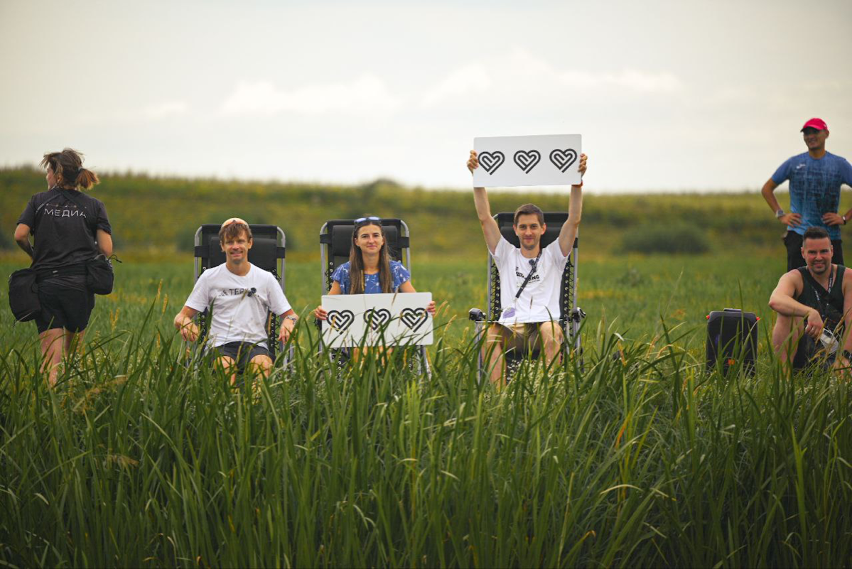 Как сделать тяжелое испытание в изнуряющую жару веселым?
Дано:
30 километров в самый пик солнца
400 участников бросивших себе вызов
13 бродов
Новые вводные:
Партнер по плаванию
Идея:
I Love Swimming J... | Сетка — социальная сеть от hh.ru