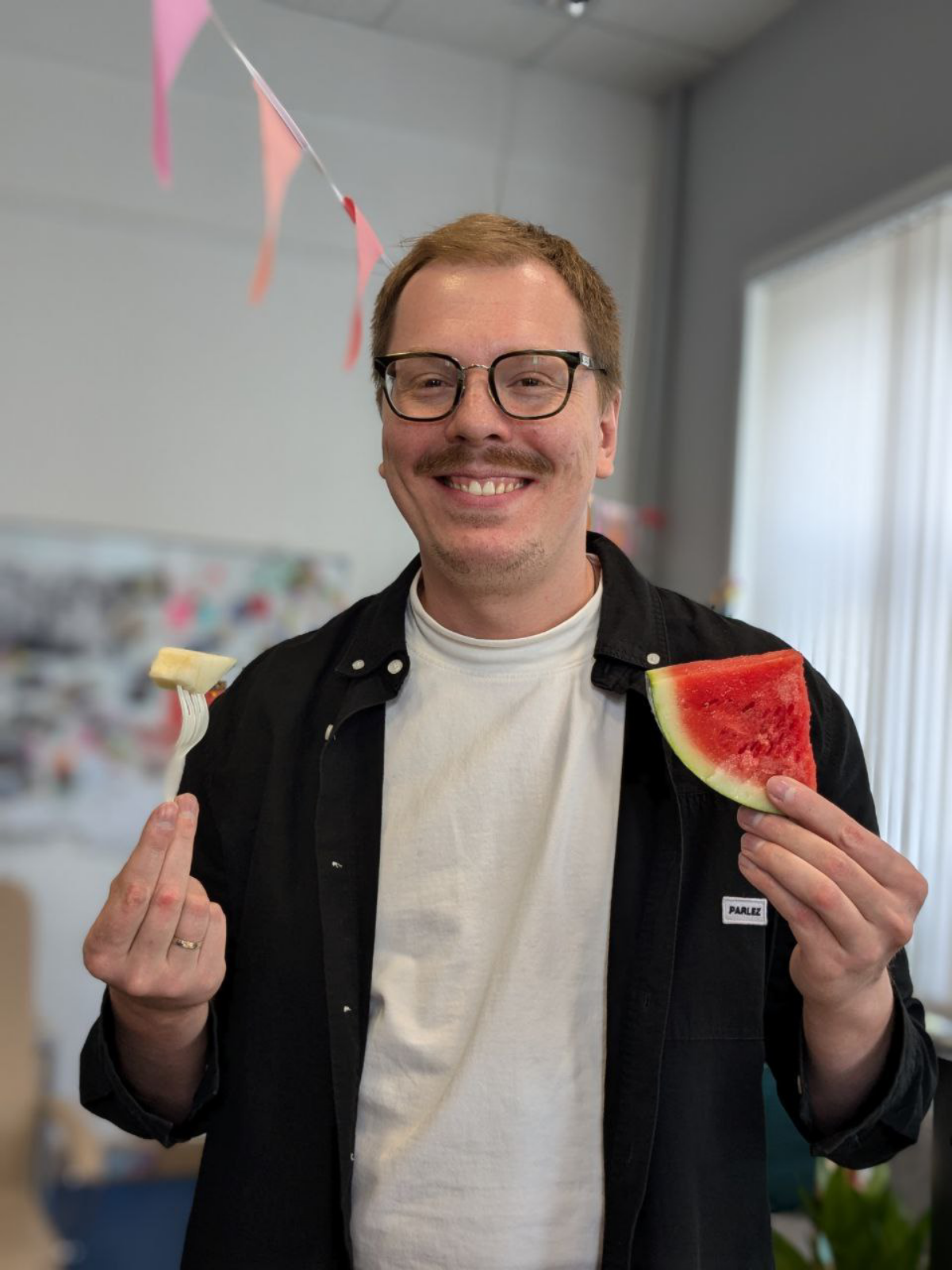 Мы на работе едим арбуз и дыню) а как проходит ваша летняя пятница? | Сетка — социальная сеть от hh.ru