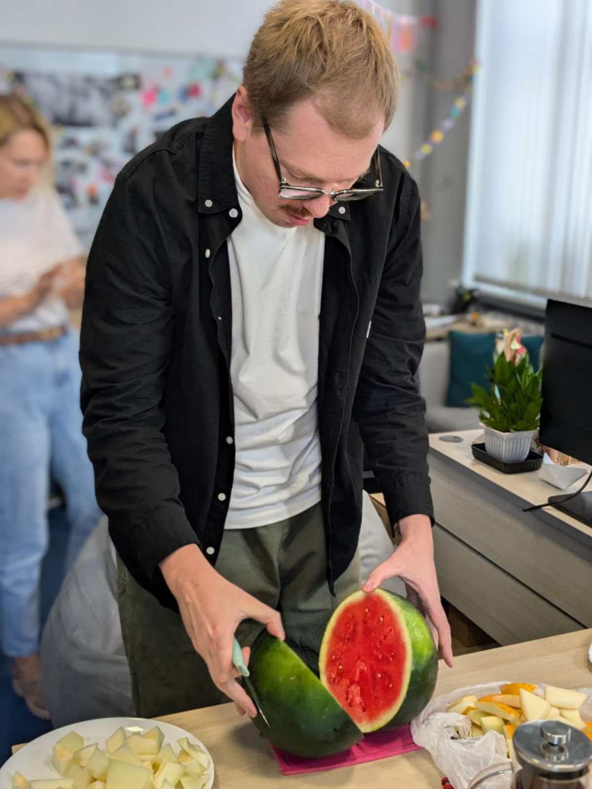 Мы на работе едим арбуз и дыню) а как проходит ваша летняя пятница? | Сетка — социальная сеть от hh.ru