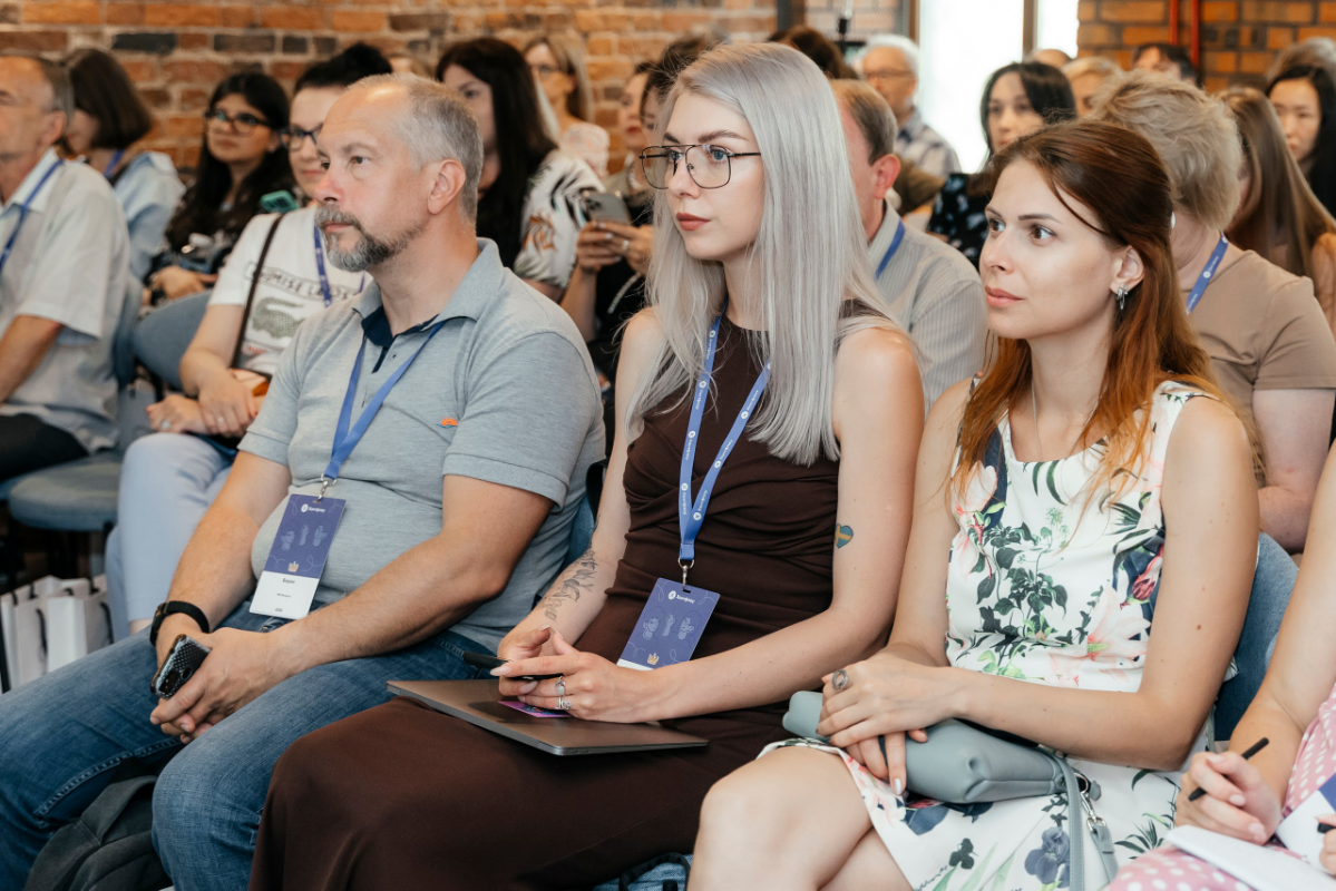 Это на конференции Хантфлоу в Москве
Командировка для сопровождения нашего спикера. Приятно быть поддержкой в первом публичном выступлении и на пути к большому спикерству🤞🏻
P.S | Сетка — социальная сеть от hh.ru