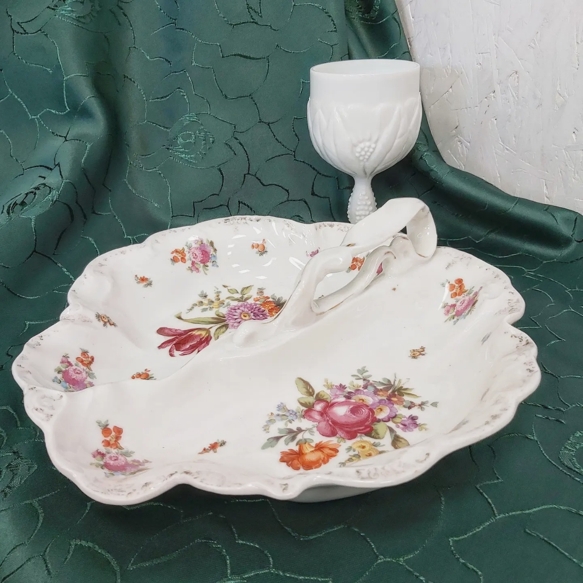 В моей лавке представлены несколько основных тем:
#фарфор и керамика 
#винтажнаямедь
#старинное олово
#бронза 
#декор из Европы. 
Первые посты в данном порядке будут больше ознакомительные | Сетка — социальная сеть от hh.ru