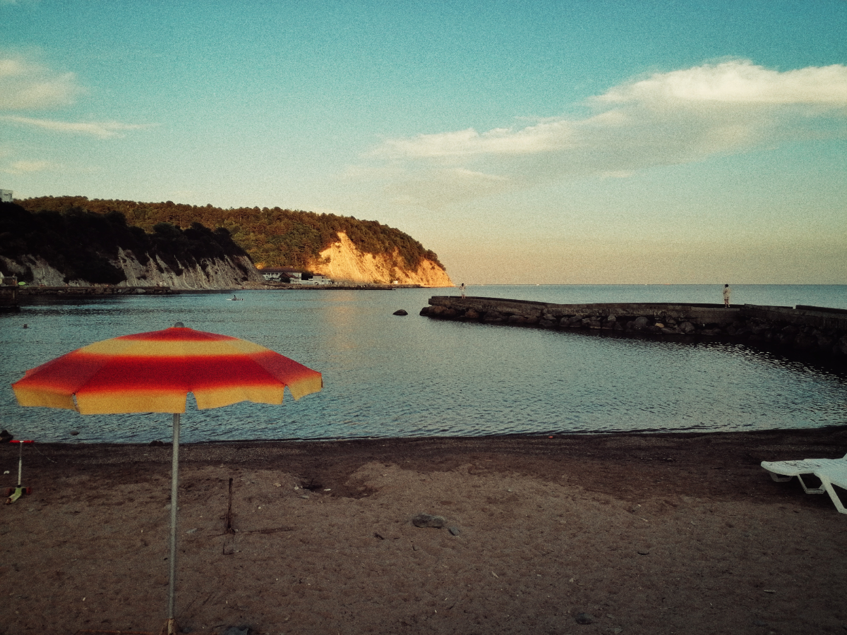 Кто на море? 
Это странное, но тёплое море, где к вечеру сотни мелких крабов вылазят из своих укрытий, где дует теплый ветер и не замерзаешь ночью, где нет приливов и отливов, оно такое ненастоящее, н... | Сетка — социальная сеть от hh.ru