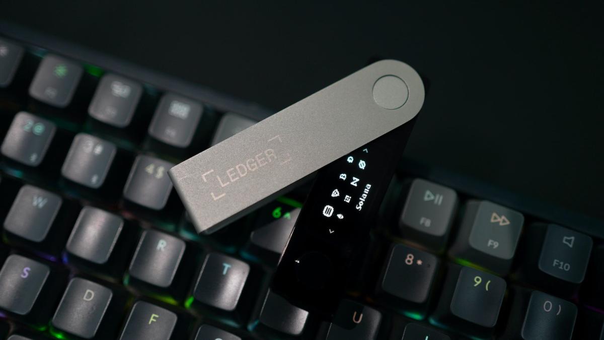 Ledger представил новый криптокошелёк с сенсорным экраном | Сетка — социальная сеть от hh.ru
