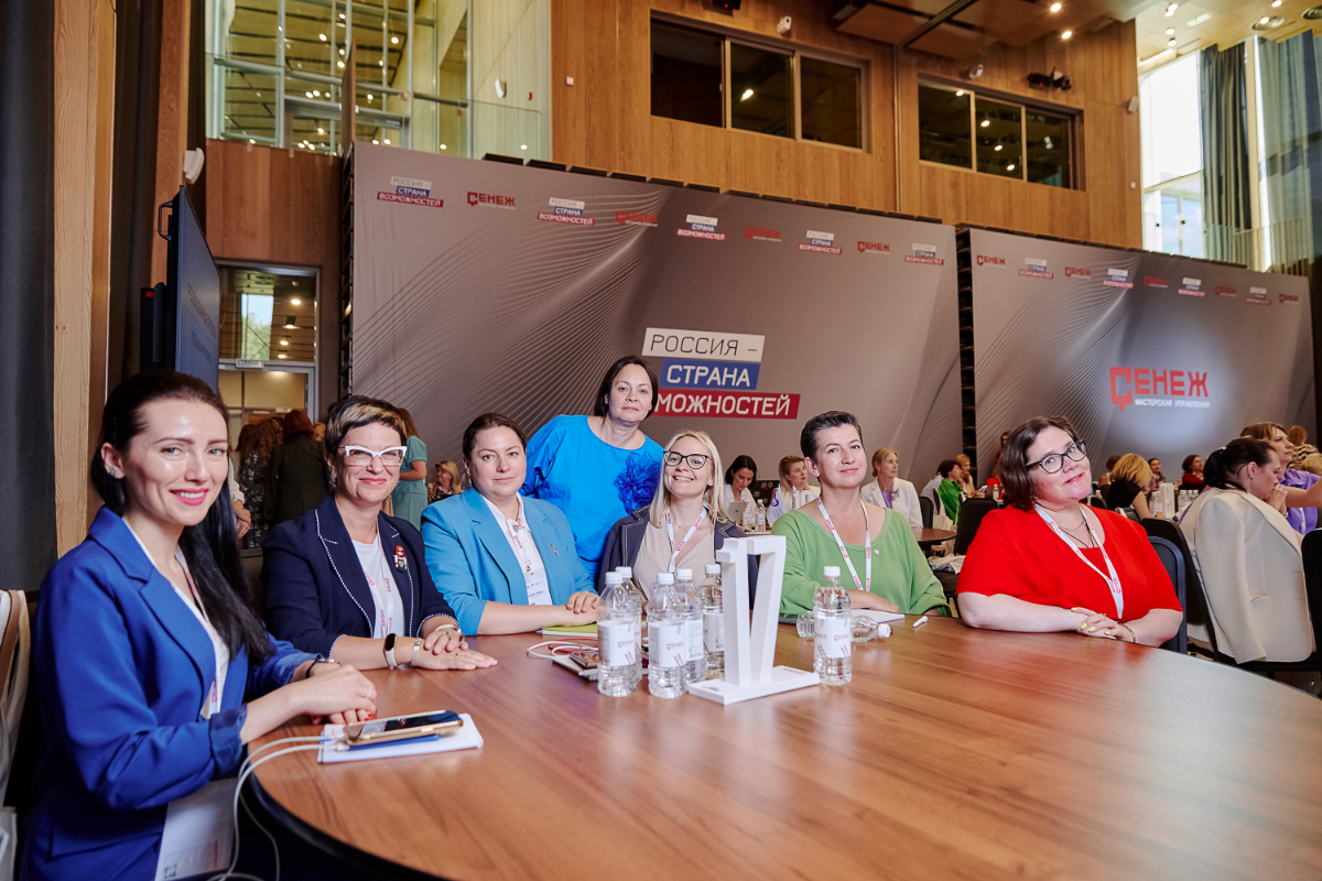 Код России,  социальный аспект политики, тренды близкого будущего, механизмы поведения человека - темы второго дня очного обучения программы "Женщина-Лидер"
По традиции  - цитаты дня | Сетка — социальная сеть от hh.ru