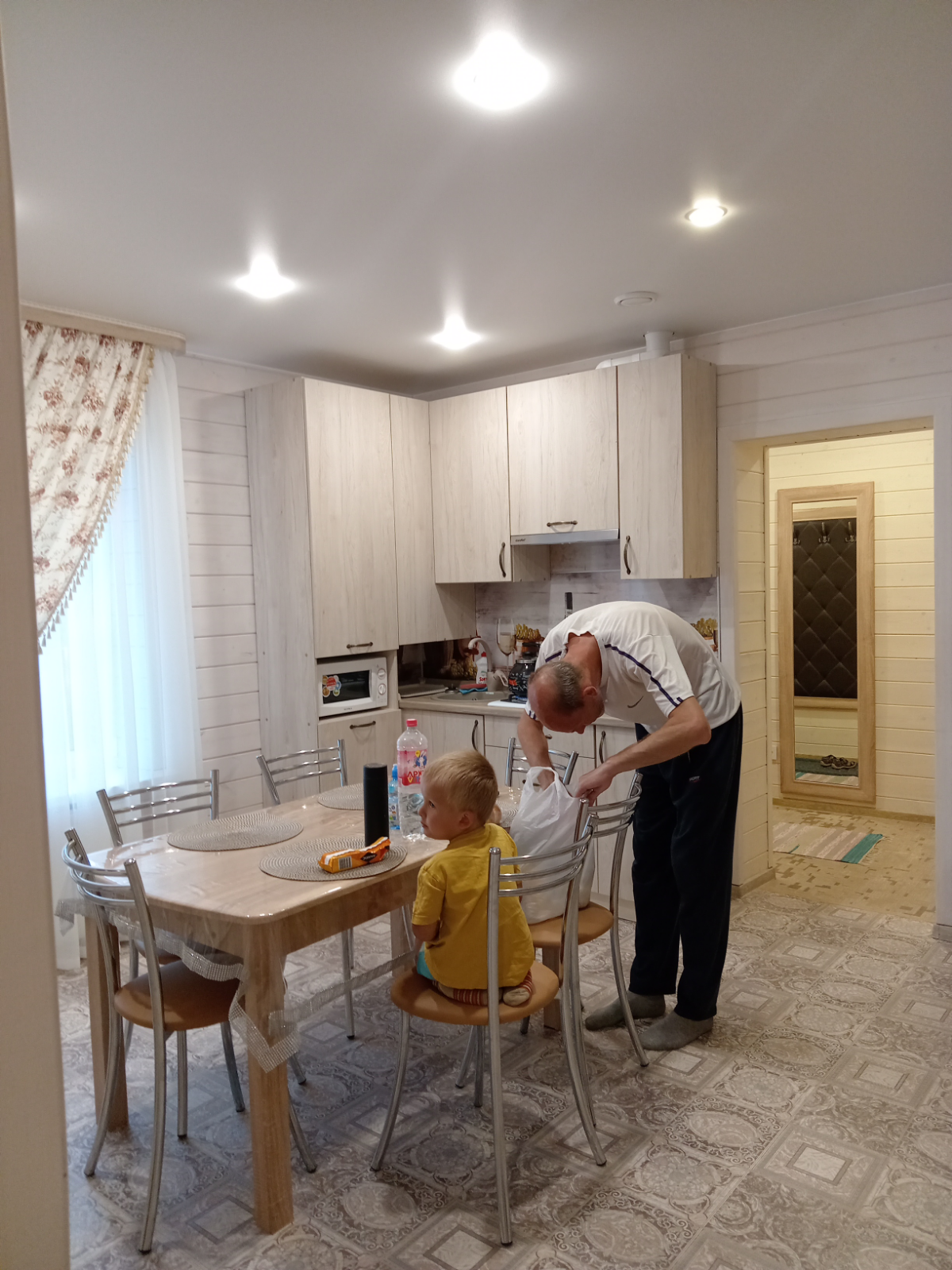 В Суздале мы сняли номер, по нашим меркам дорого 5830 руб., без завтрака, но в центре города зато. Приехав были приятно удивлены | Сетка — социальная сеть от hh.ru