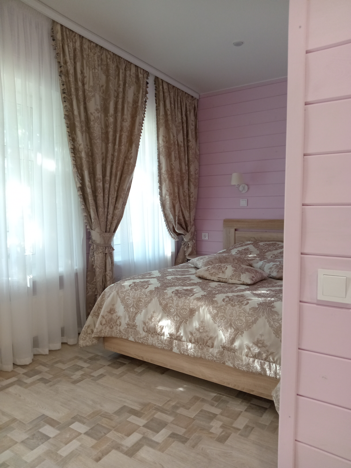 В Суздале мы сняли номер, по нашим меркам дорого 5830 руб., без завтрака, но в центре города зато. Приехав были приятно удивлены | Сетка — социальная сеть от hh.ru