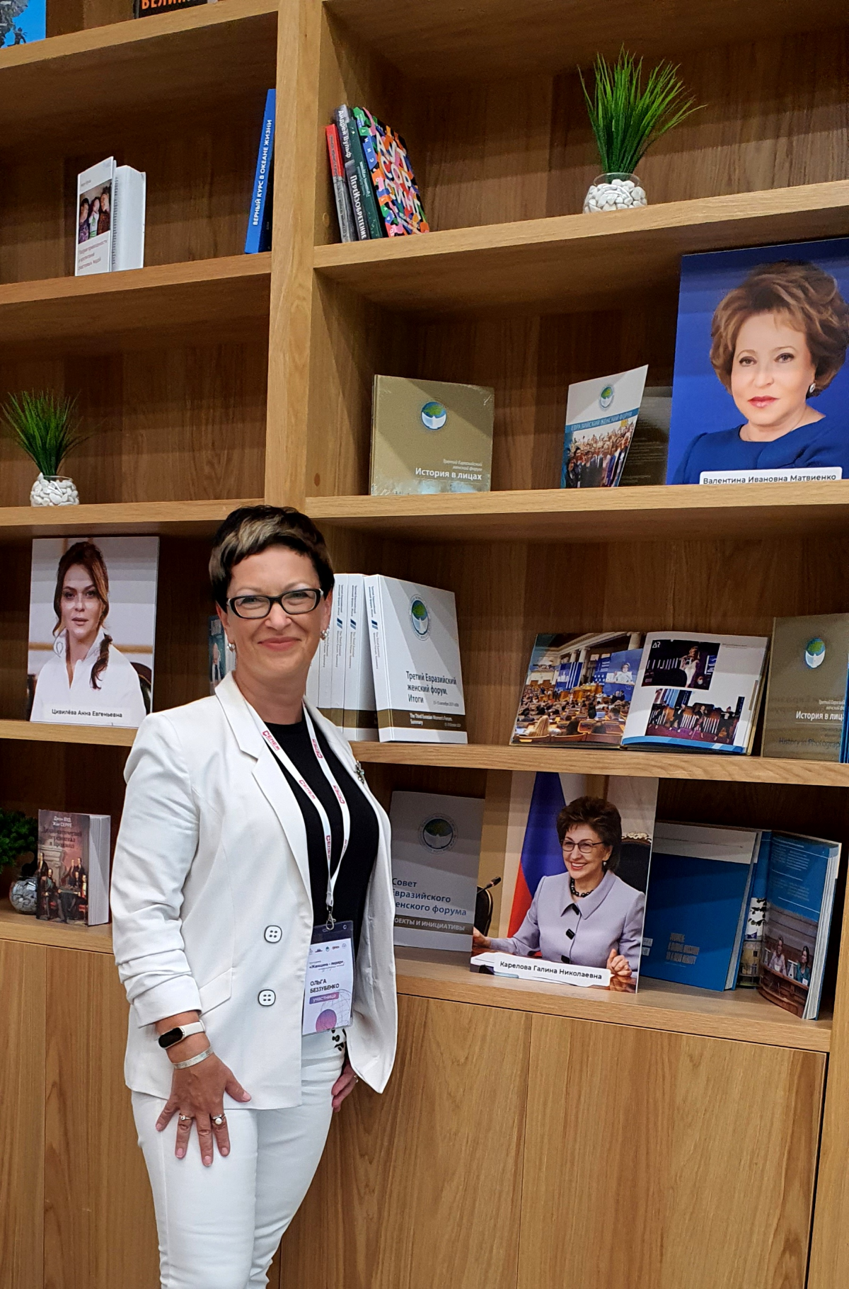 Завершающий днь очного обучения программы "Женщина-Лидер" был полностью посвящен социальному проектированию.
По традиции  - цитаты.
Мария Афонина
"Есть социальный лифт, а есть социальная лестница | Сетка — социальная сеть от hh.ru