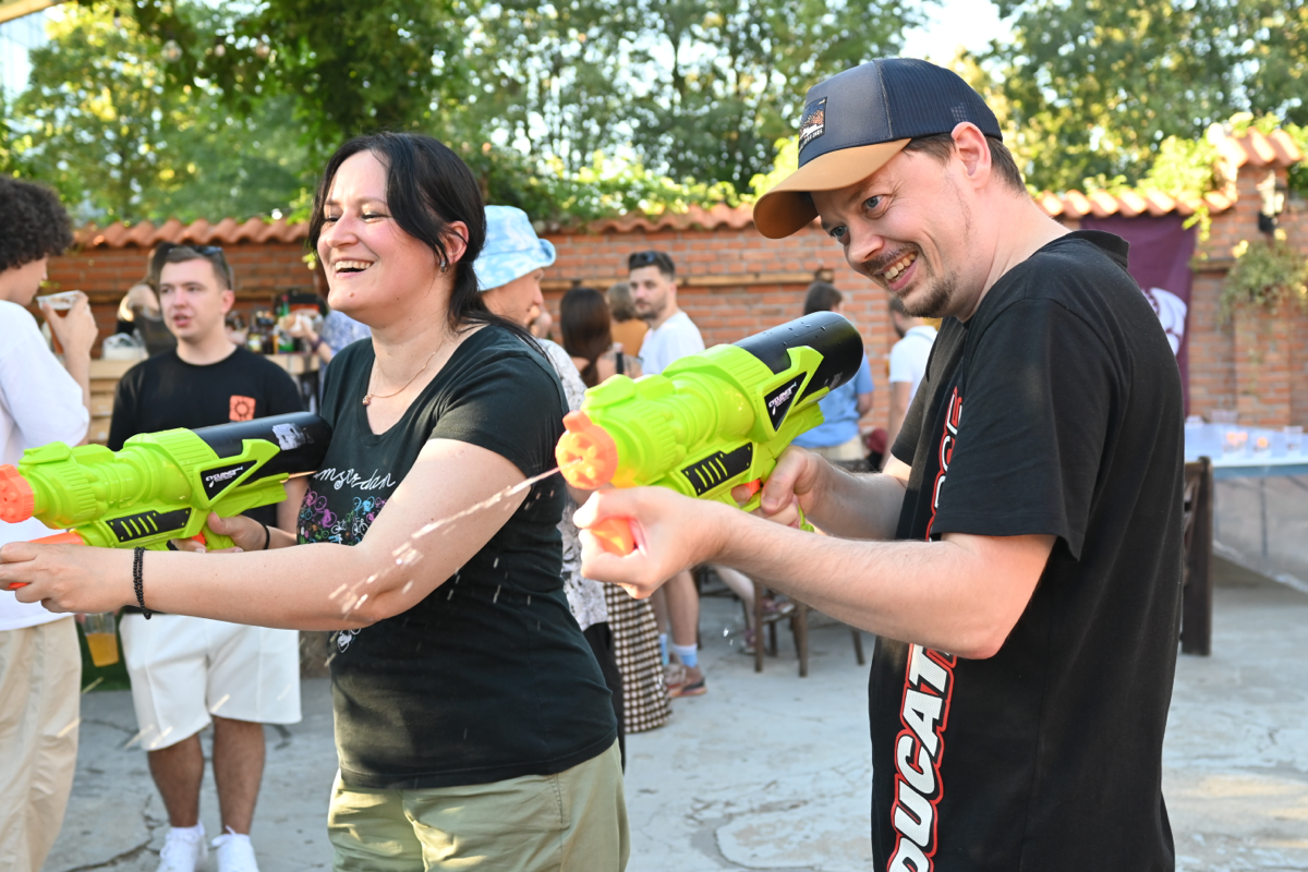 На выходных прошел еще один OPEN AIR ивент от бара Dva Medveda, IT connect и Cider | Сетка — социальная сеть от hh.ru