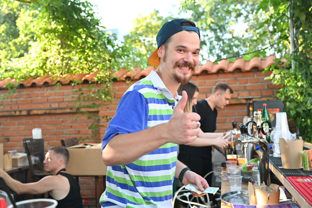На выходных прошел еще один OPEN AIR ивент от бара Dva Medveda, IT connect и Cider | Сетка — социальная сеть от hh.ru