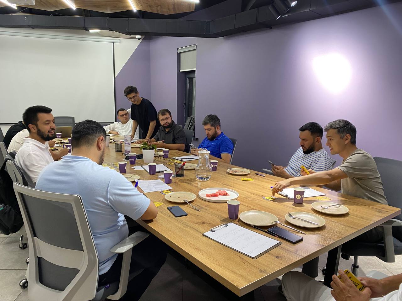 Сегодня провел игру «Бункер» для закрытого бизнес клуба, очень интересные люди, прекрасная обстановка и вечер посвященный спасению от апокалипсиса. 
Спасибо Шахзоду и Саидалихону за приглашение 🤝🏻 | Сетка — социальная сеть от hh.ru