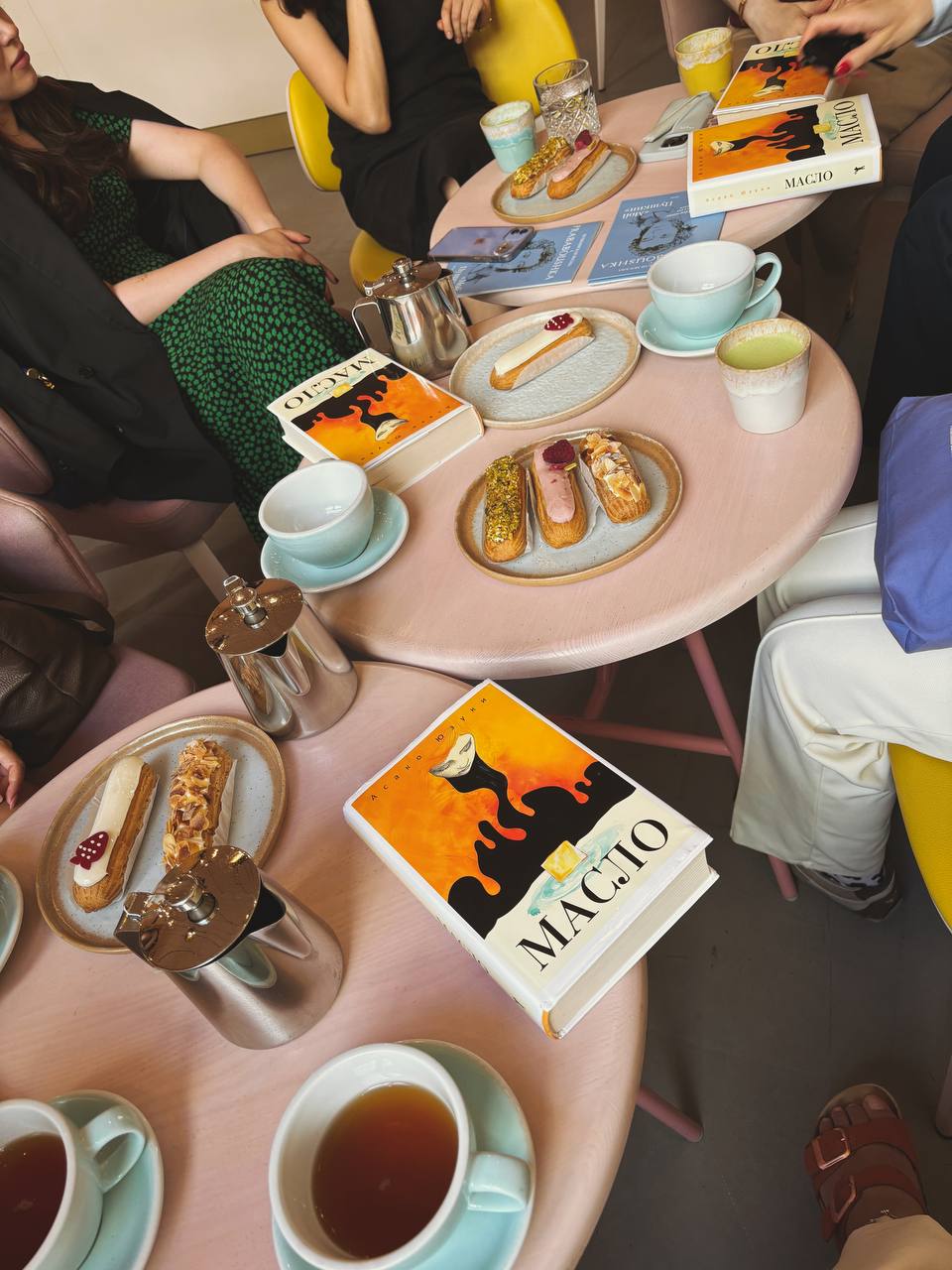 Я цветок, который сам себя опыляет
На днях я была в гостях у книжного клуба «буклер», где мы обсуждали предварительно прочитанную книгу японской писательницы Асака Юзуки «Масло» | Сетка — социальная сеть от hh.ru