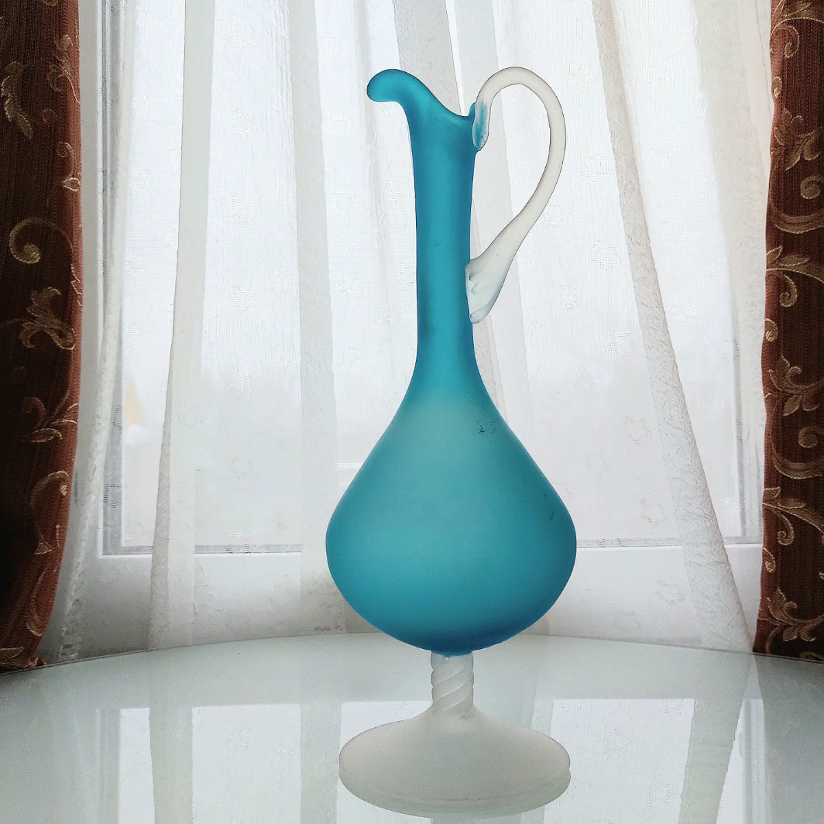 Завораживающий голубой.
В таких кувшинах нужно хранить эликсир жизни. 
Матовая фактура стекла.
Идеальное состояние. 
В наличии. 
Цена 4 800 ₽ | Сетка — социальная сеть от hh.ru