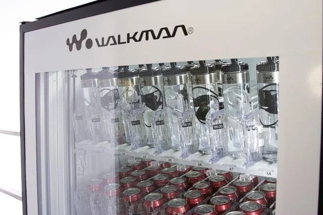 Иногда хочется вернуться во время, когда водонепроницаемые Walkman наушники продавались в бутылках воды вот так: | Сетка — социальная сеть от hh.ru
