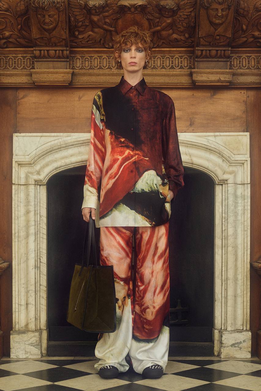 Шон Макгир, недавно занявший пост креативного директора Alexander McQueen, выпустил вторую коллекцию для модного дома | Сетка — социальная сеть от hh.ru