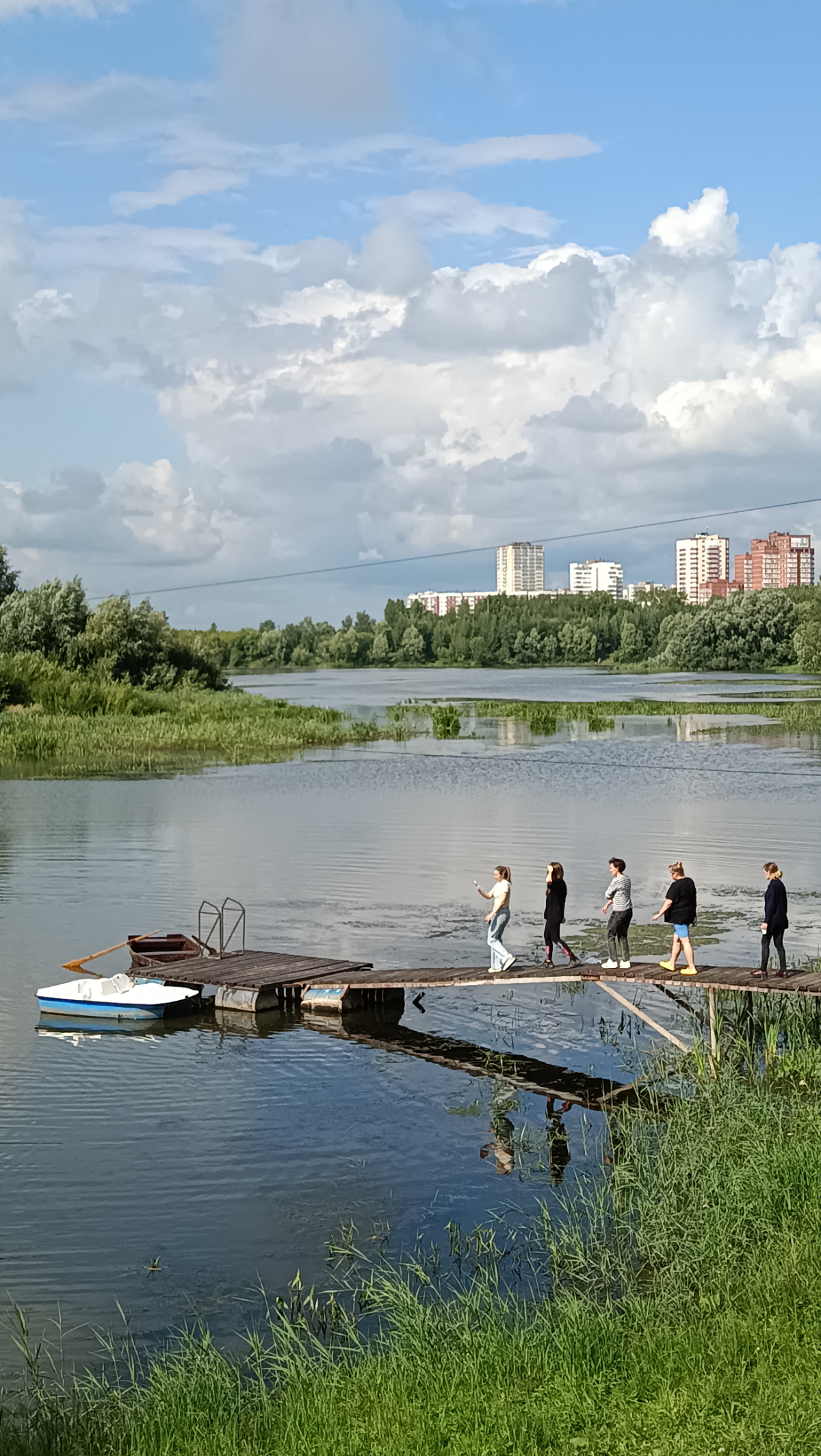 Работать с хорошими людьми — кайф, отдыхать с ними — бесценно.
Премьеру 14 лет 🖤❤️
#жизайн | Сетка — социальная сеть от hh.ru