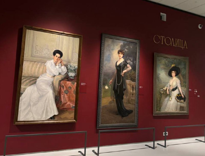 Глянец 
В эту пятницу решили сделать что-то необычное и прокрасться в мир гламурных прошлых эпох | Сетка — социальная сеть от hh.ru