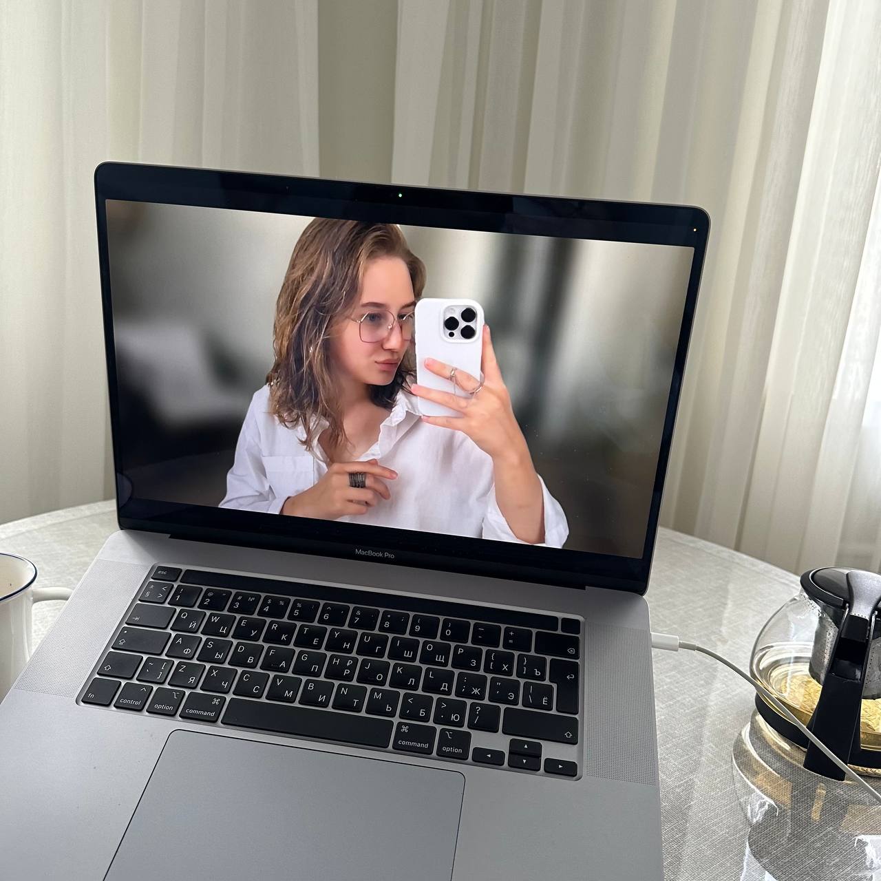 Начинаем беседу через 3 минуты.

Смотрим и оцениваем портфолио друг друга
Смотрим вакансии на рынке маркетинга, выделяем красные флаги 🚩 
Дискутируем 

➖Вход: https://t.me/+IeLWkwxoRORhMmYy | Сетка — социальная сеть от hh.ru