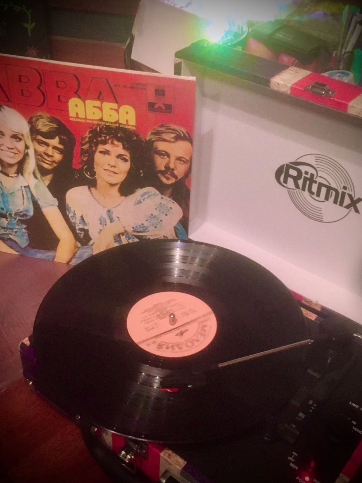 А я не шутил — опа, винил 😁 настоящие пластинки 💽
Алёгараж.рф 👉 https://hellogarag.ru/ | Сетка — социальная сеть от hh.ru