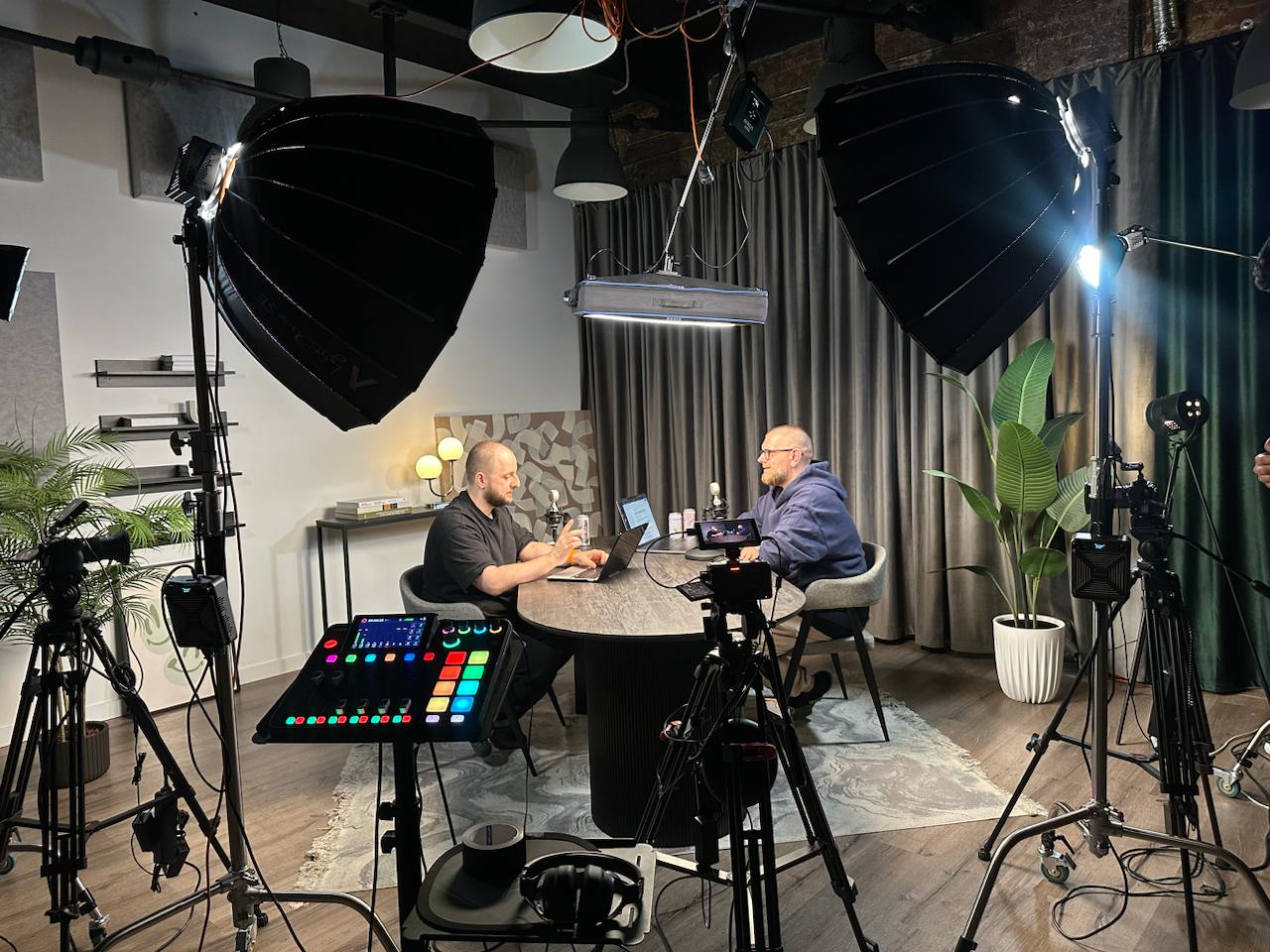 Записали сегодня с Максом третий сезон «Разгонов». Выпустим его в сентябре.
Вы пока посмотрите первый и досмотрите второй. Там интересное.
Плейлист со всеми разгонами 👌 | Сетка — социальная сеть от hh.ru