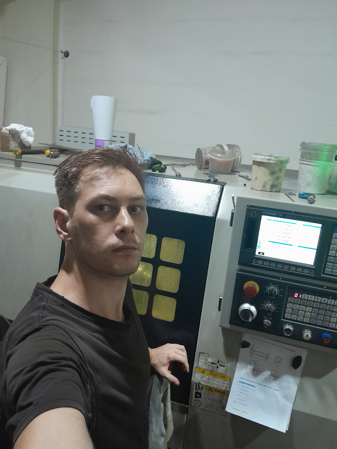 Оператор ЧПУ, по совместительству писатель, год работаю на производстве без отпуска. Полгода пахал с переработками по двенадцать часов. Обострился старый диагноз (птср) и выгорел | Сетка — социальная сеть от hh.ru
