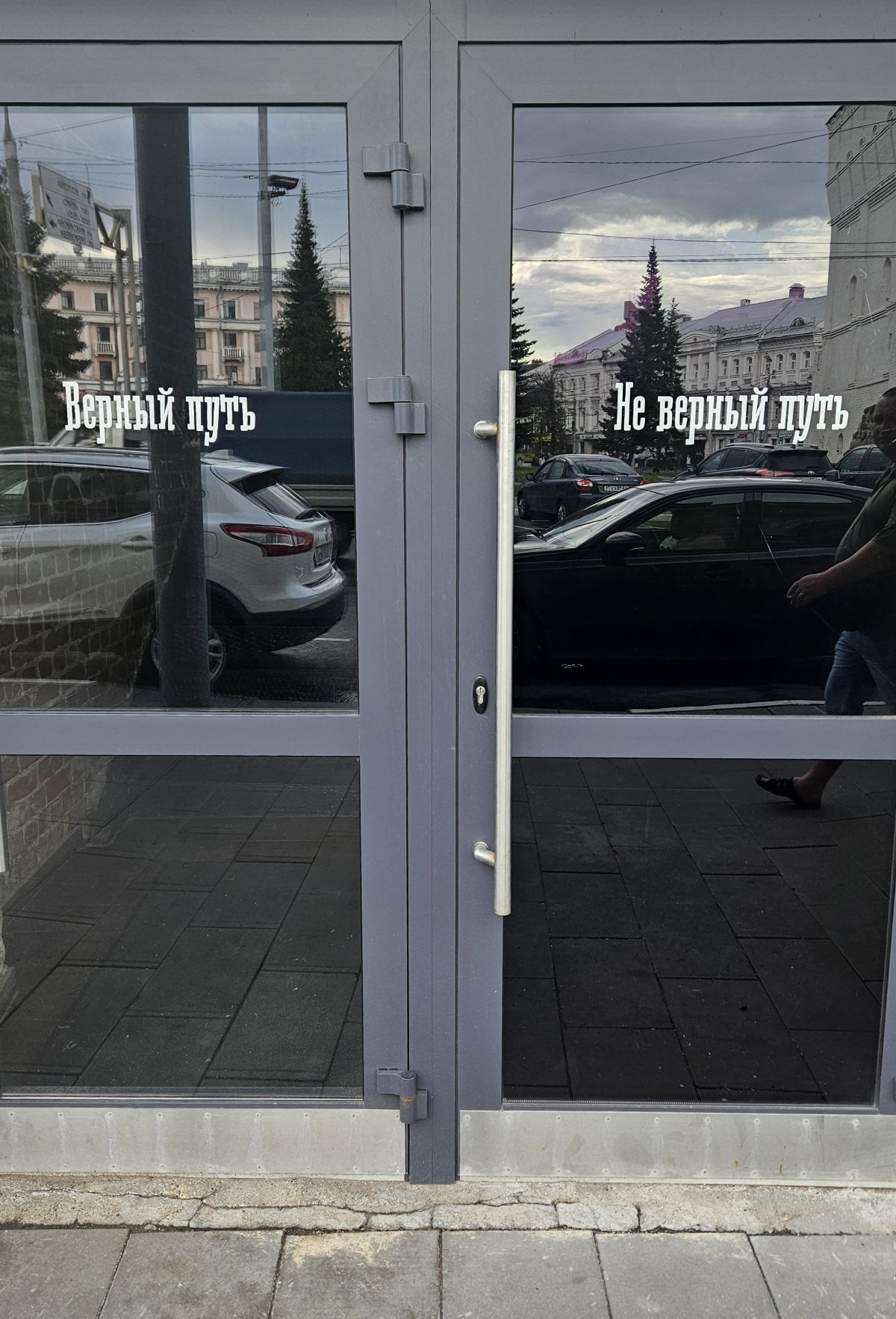 🤔 Задумывались ли вы когда-нибудь, насколько прост и в то же время важен процесс открывания двери? Это действие кажется обыденным, но на самом деле оно влияет на наше восприятие и поведение!
👉Простота... | Сетка — социальная сеть от hh.ru