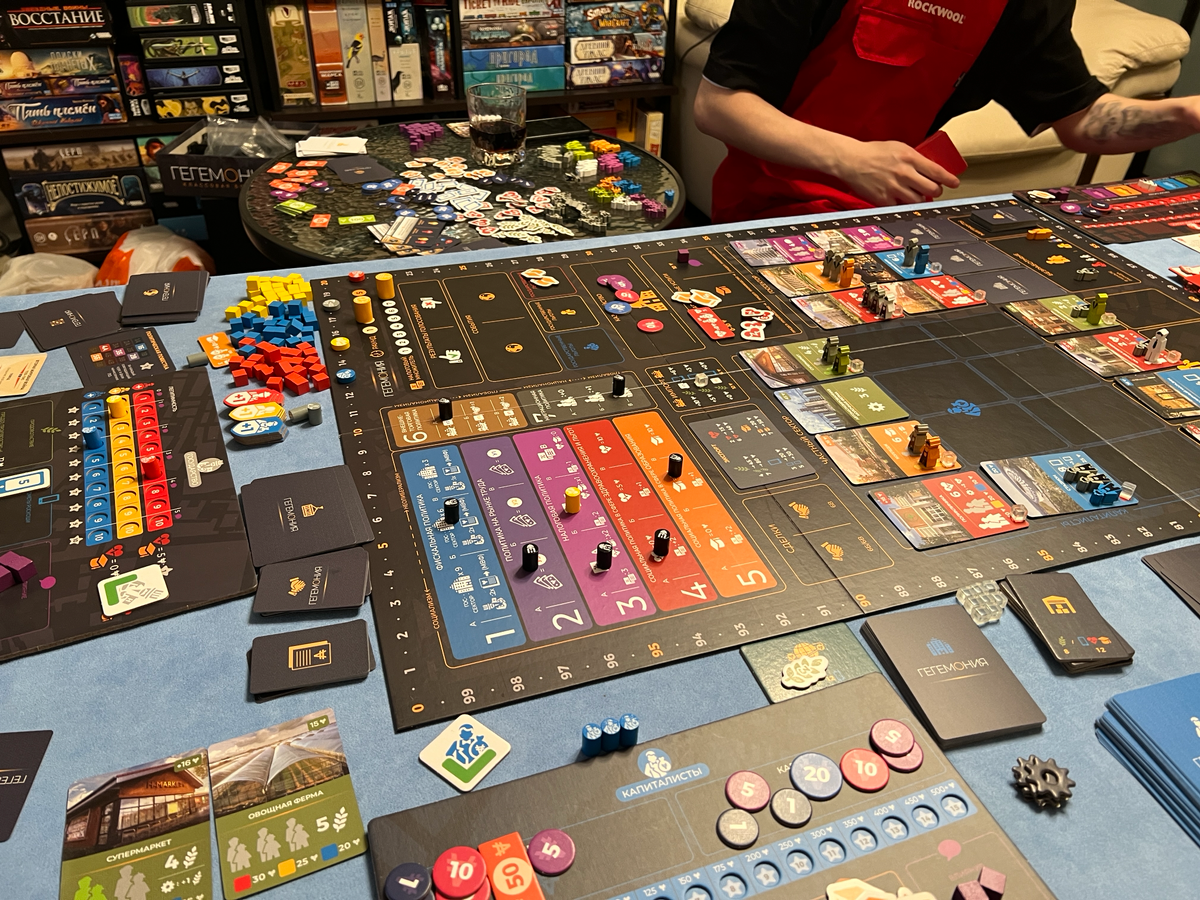 Новая игра 🎯👾🃏
Вчера сыграл в новую для себя настольную игру — «Гегемония».
Суть игры: 4 игрока выбираю одну из сторон — рабочий класс, средний класс, капиталисты или государство | Сетка — социальная сеть от hh.ru