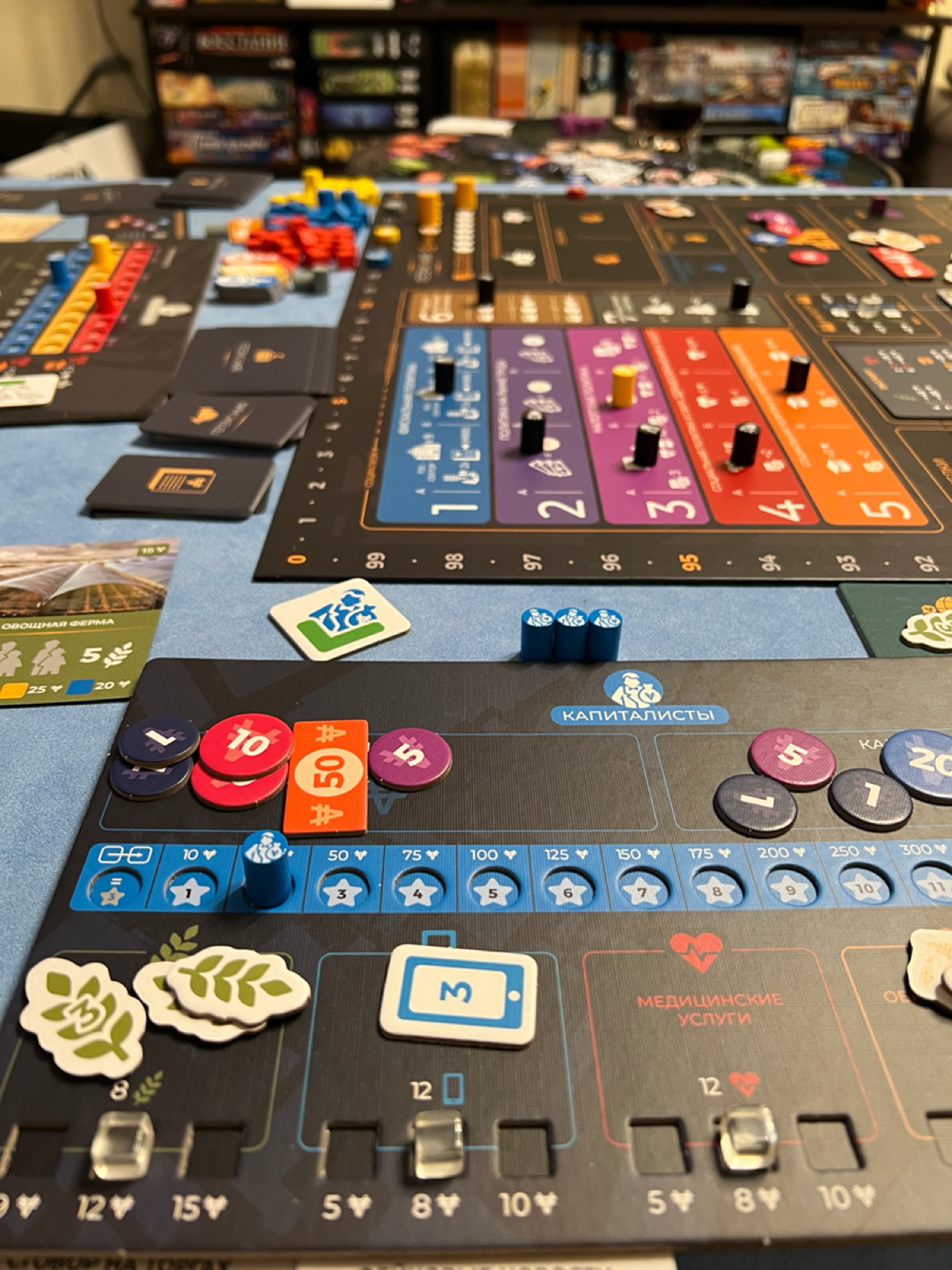Новая игра 🎯👾🃏
Вчера сыграл в новую для себя настольную игру — «Гегемония».
Суть игры: 4 игрока выбираю одну из сторон — рабочий класс, средний класс, капиталисты или государство | Сетка — социальная сеть от hh.ru