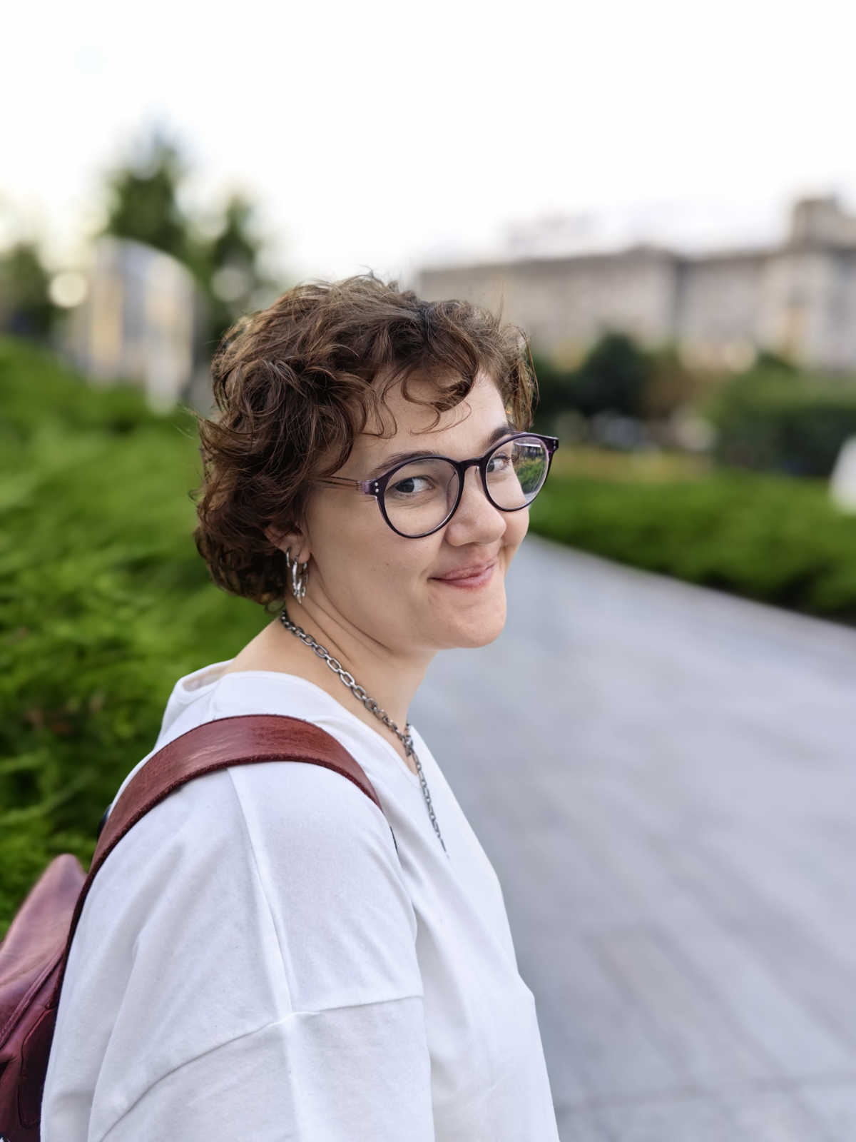 Всем привет👋
Давайте познакомится.
Меня зовут Яна.
Обо мне👇
7 лет космической инженерии, 6 лет продуктовый дизайнер(стартапы, новые проекты, импортозамещение. b2b, saas, инженерные интерфейсы) | Сетка — социальная сеть от hh.ru