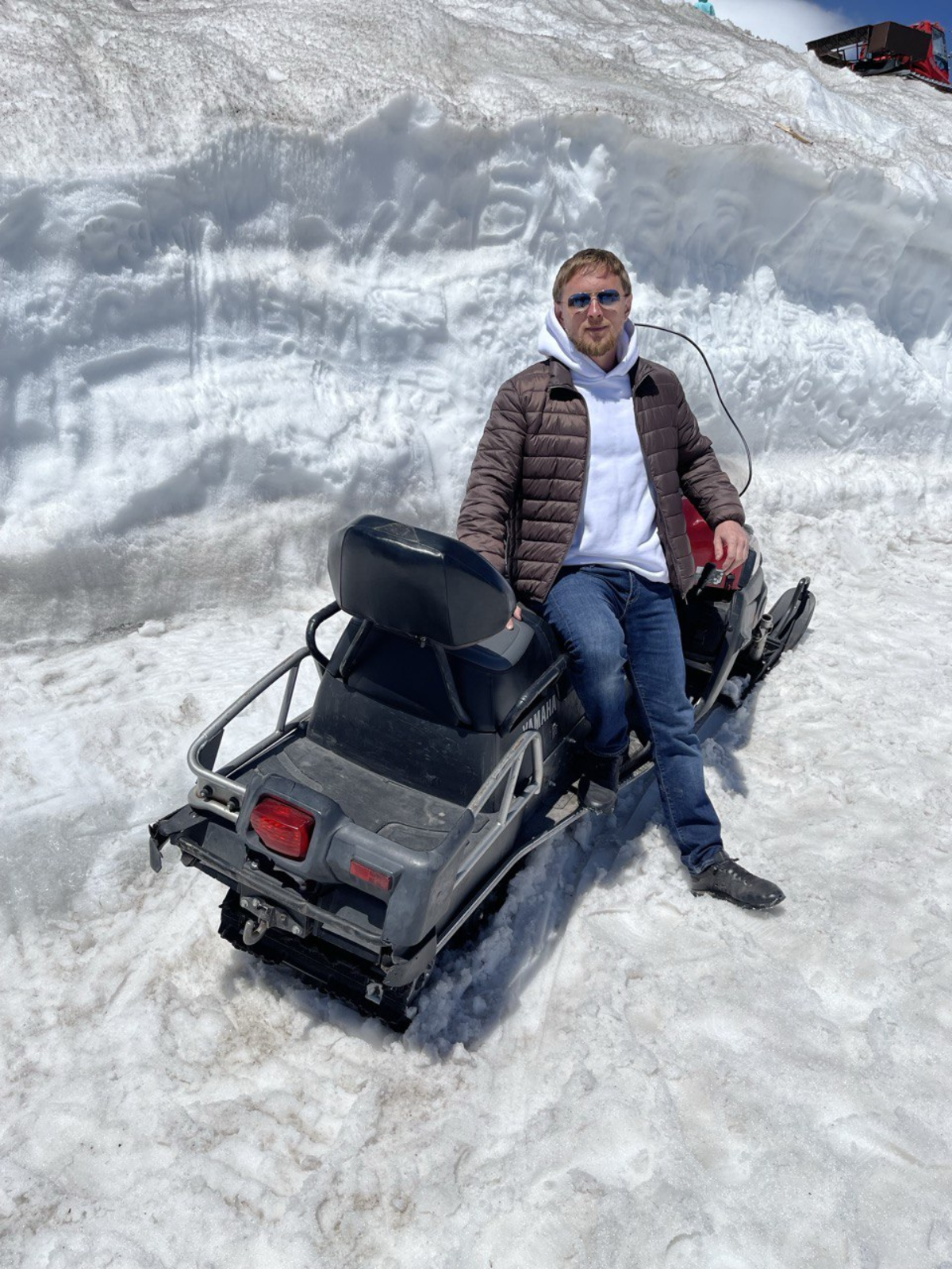 В копилку впечатлений, впечатывающихся на сетчатку глаза.
До западной вершины Эльбруса оставалось 1,5 километра. | Сетка — социальная сеть от hh.ru