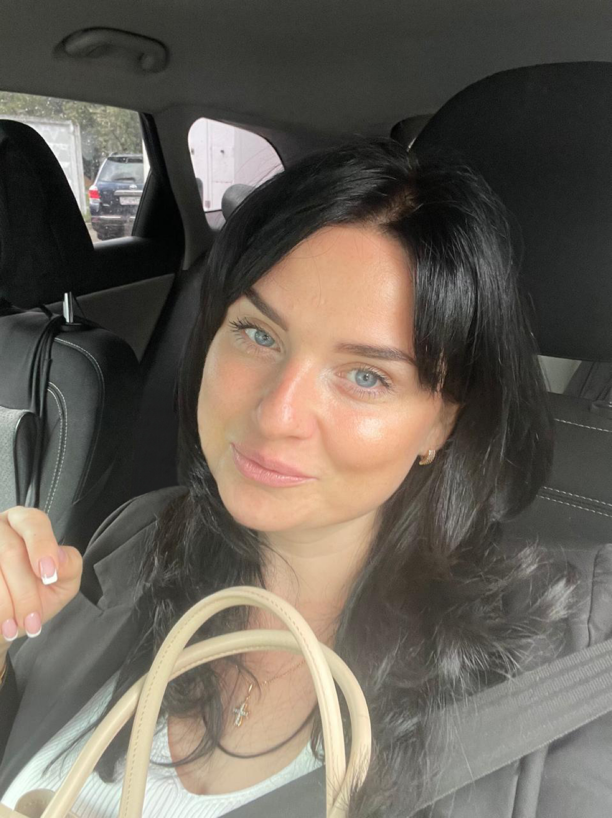Добрый вечер, друзья!☺️
Меня зовут Екатерина, Москва, мне 35 лет, я замужем, у меня есть чудесный сынуля.
Я работаю в сфере недвижимости - занимаюсь продажей, покупкой и ипотекой | Сетка — социальная сеть от hh.ru