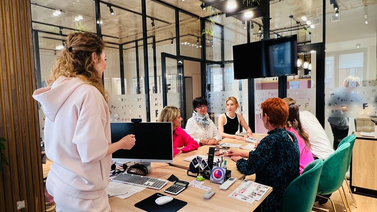 PROfashion запускает интенсив для менеджеров по продажам
Запланировано 4 потока с группами до 6 человек | Сетка — социальная сеть от hh.ru
