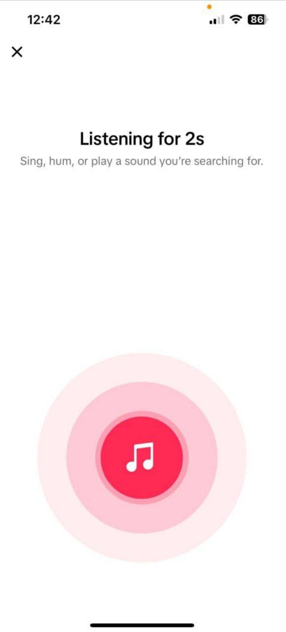 TikTok теперь умеет узнавать песни. Просто нажми на микрофон в поиске и спой мелодию.
Приложение найдет трек и покажет ролики, где он звучит. Да, оно даже понимает мемасы и звуки, но не всегда точно | Сетка — социальная сеть от hh.ru