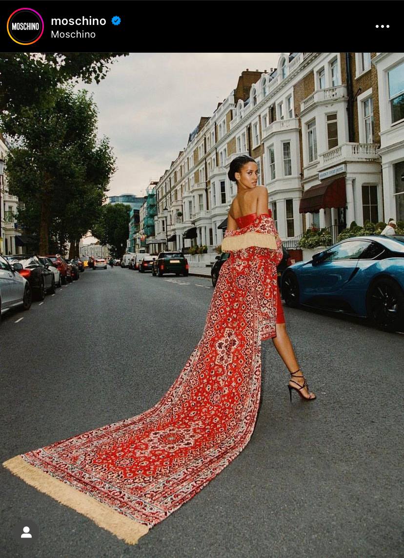 Тем временем в мире моды #sustainable добрался уже до бабушкиного ковра
#moschino выпустил коллекцию Fall Winter 2022/2023 где ретроспективные образы предметов интерьера начала 19 века блестяще адапти... | Сетка — социальная сеть от hh.ru