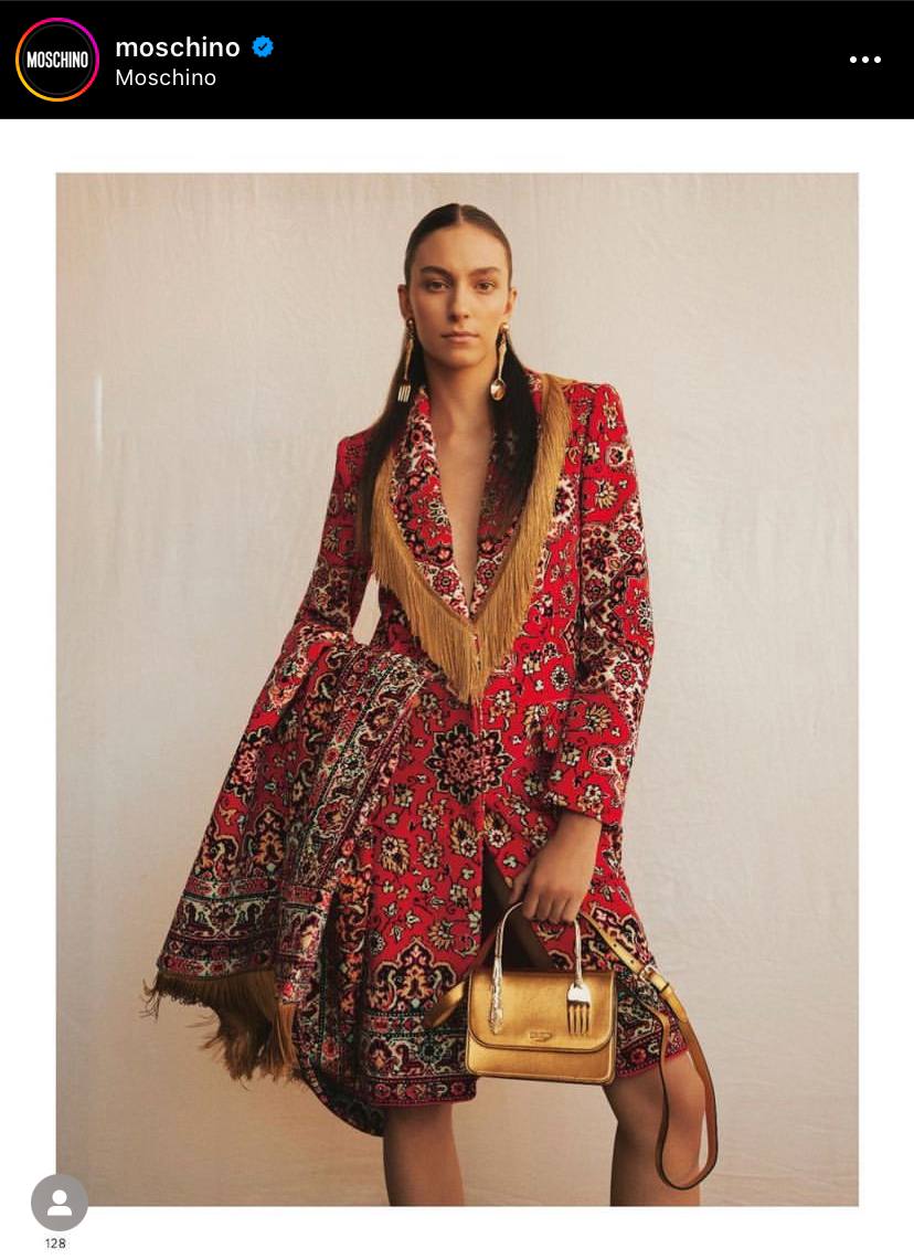 Тем временем в мире моды #sustainable добрался уже до бабушкиного ковра
#moschino выпустил коллекцию Fall Winter 2022/2023 где ретроспективные образы предметов интерьера начала 19 века блестяще адапти... | Сетка — социальная сеть от hh.ru