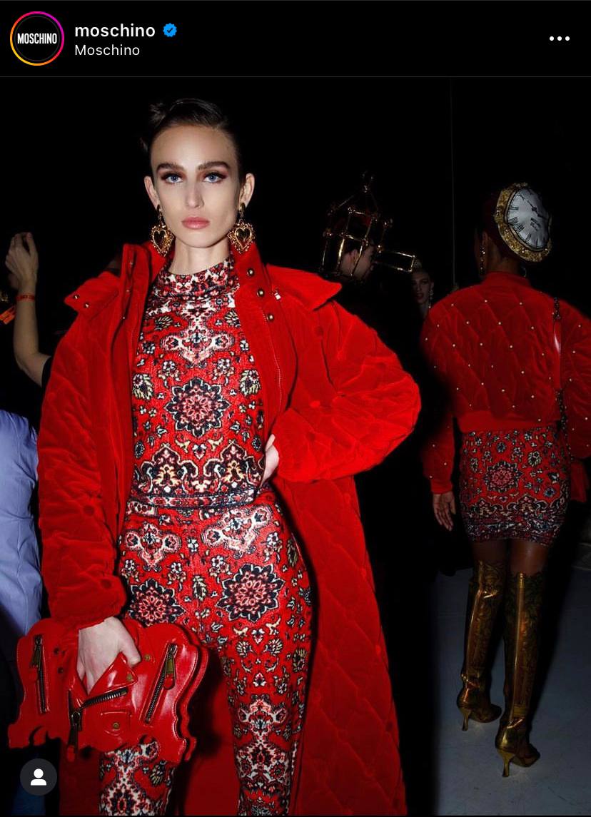 Тем временем в мире моды #sustainable добрался уже до бабушкиного ковра
#moschino выпустил коллекцию Fall Winter 2022/2023 где ретроспективные образы предметов интерьера начала 19 века блестяще адапти... | Сетка — социальная сеть от hh.ru