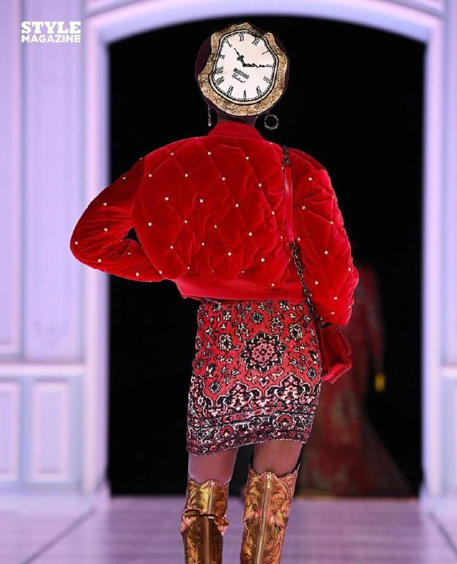 Тем временем в мире моды #sustainable добрался уже до бабушкиного ковра
#moschino выпустил коллекцию Fall Winter 2022/2023 где ретроспективные образы предметов интерьера начала 19 века блестяще адапти... | Сетка — социальная сеть от hh.ru