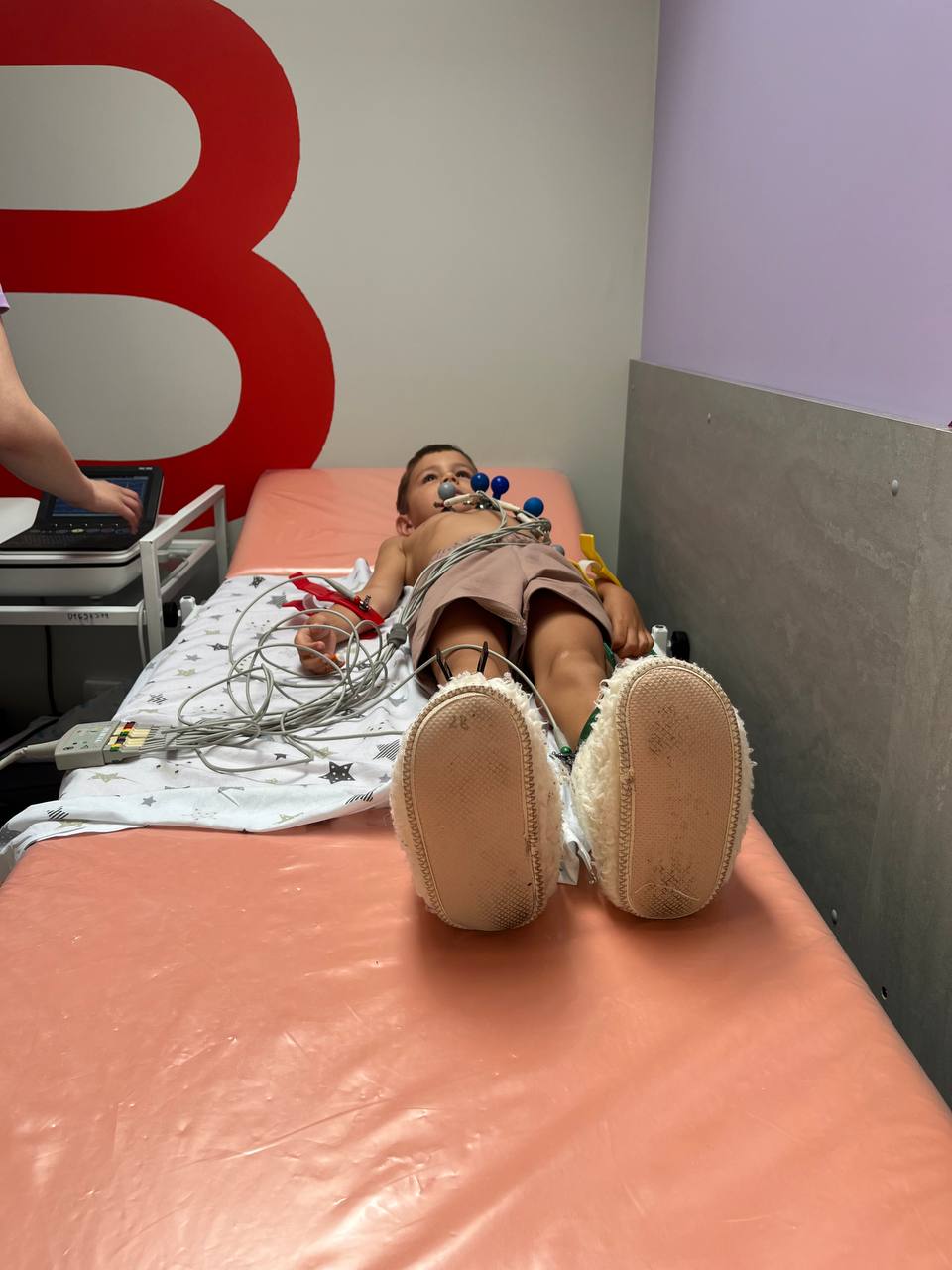 Сегодня дела получше
Я получила заключение от врача и понимание че вообще и как.
Заплатила бешеные мильены за платную палату. Наконец-то помылась. Тут даже телек есть. И нет хропящей бабки | Сетка — социальная сеть от hh.ru