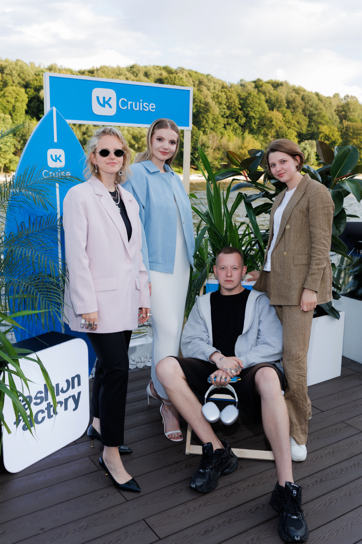 В понедельник отгремел наш прекрасный VK Cruise 🚢
И собрались мы не просто так! Мероприятие было посвящено окончанию совместного образовательного проекта VK x Fashion Factory School💙
На протяжении нес... | Сетка — социальная сеть от hh.ru