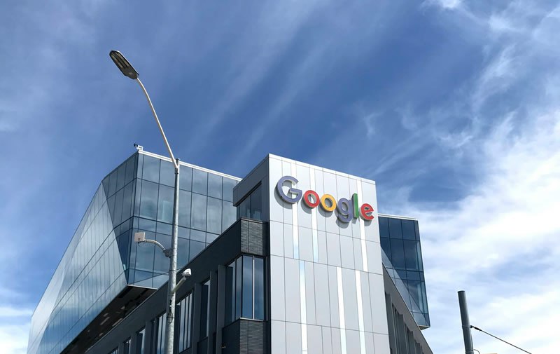 Суд планирует конфисковать у Google серверы и другое имущество в счет долга в размере 10 млн рублей, которые компания должна была вернуть российской дочерней компании ООО "Гугл" | Сетка — социальная сеть от hh.ru